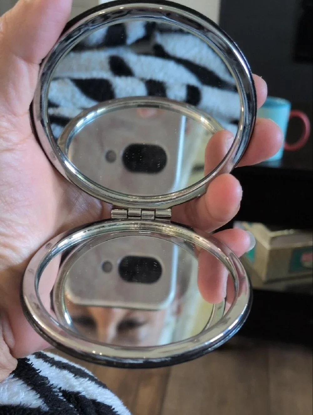 Black Compact Phone Grip - Sleek Handheld Accessory